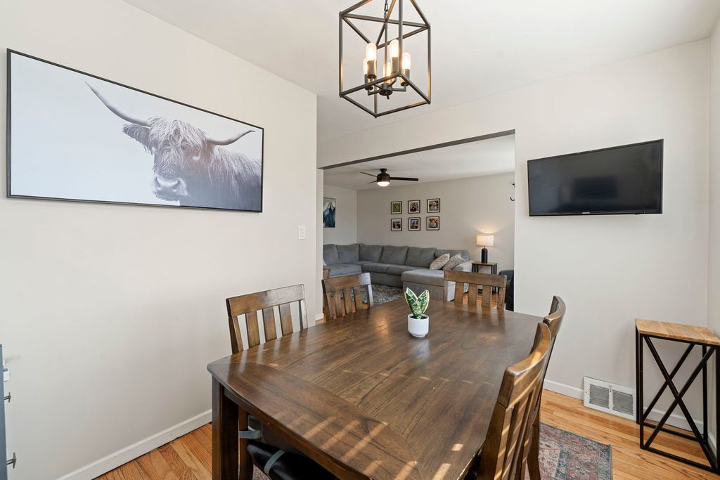 Image 9 of property listing at 3539 Sunset Lane, Franklin Park, IL 60131