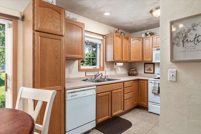 808 Cedar Drive B, La Crescent, MN 55947