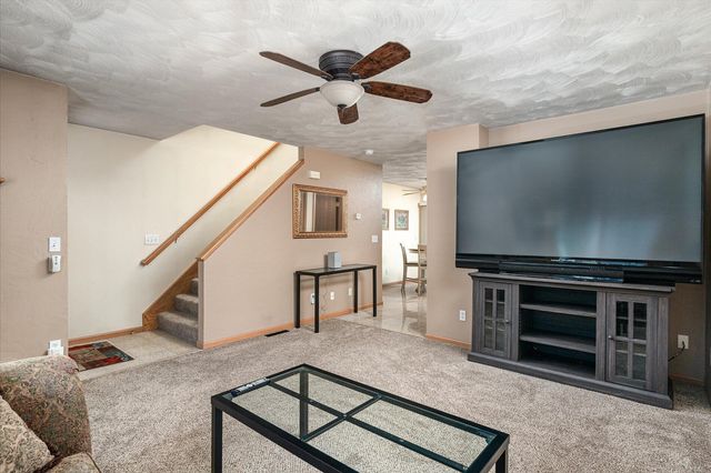808 Cedar Drive B, La Crescent, MN 55947