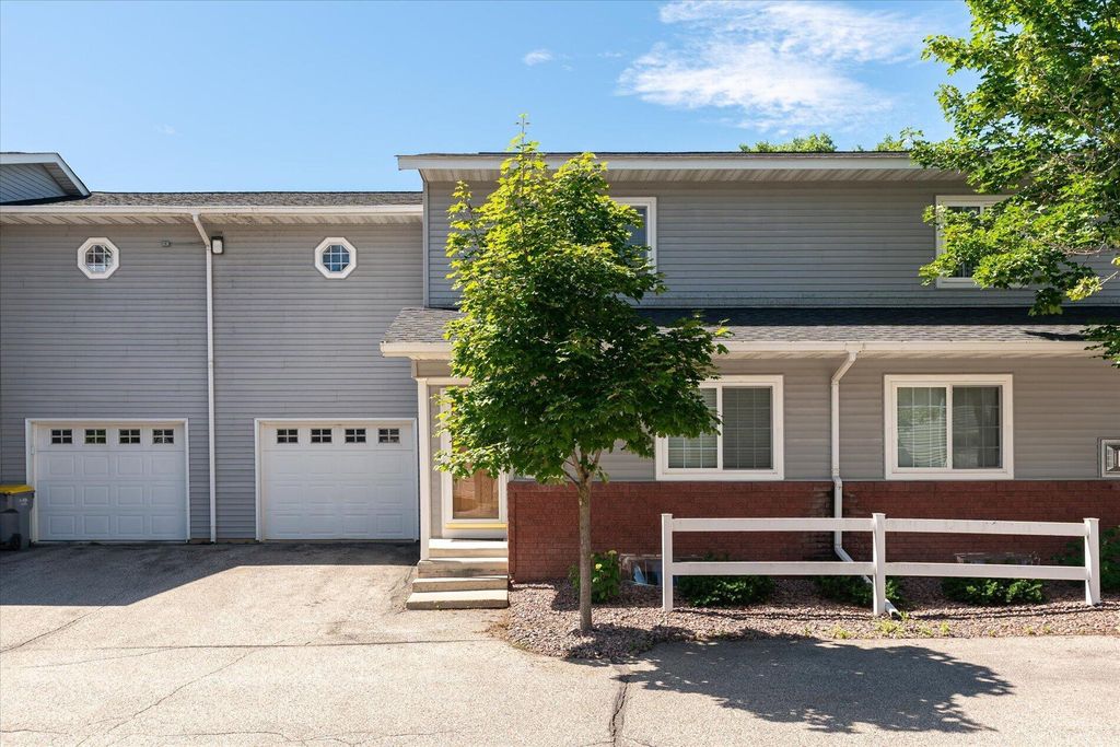 808 Cedar Drive B, La Crescent, MN 55947