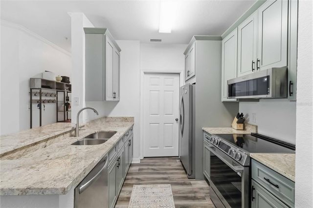 10201 COURTNEY PALMS BOULEVARD 204, Tampa, FL 33619