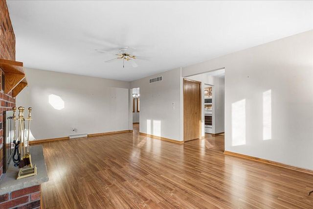 701 Tamarack DRIVE E, West Bend, WI 53095