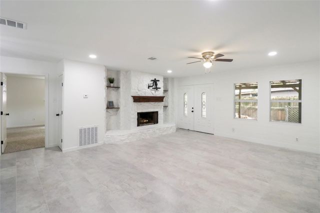 527 Gardenia Street, Lake Jackson, TX 77566