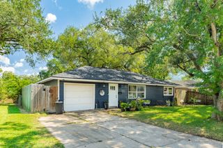 527 Gardenia Street, Lake Jackson, TX 77566