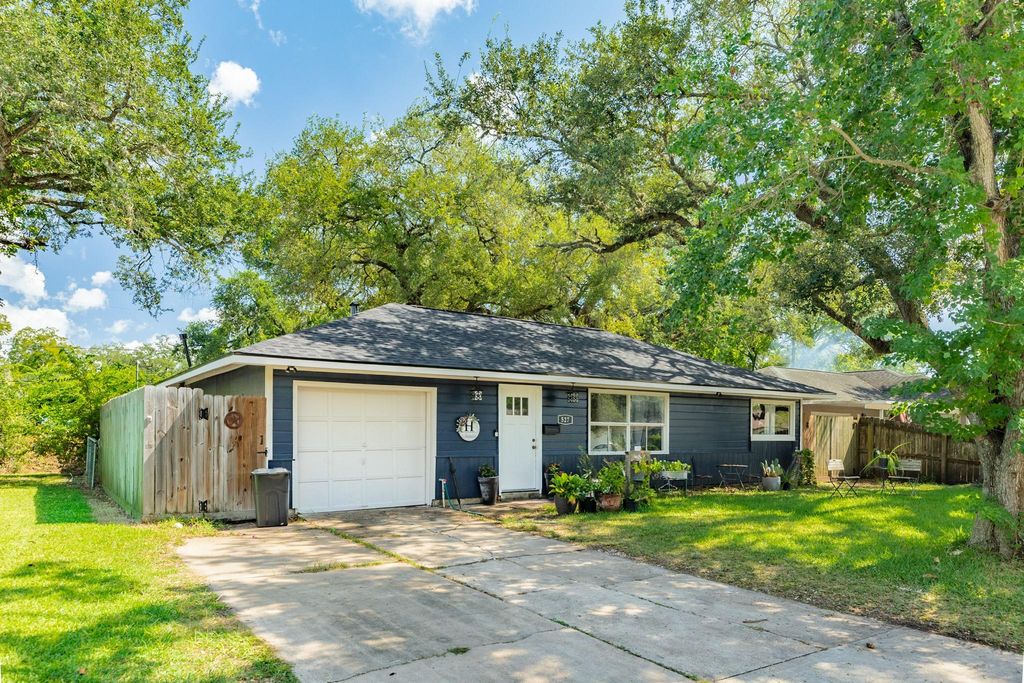 527 Gardenia Street, Lake Jackson, TX 77566
