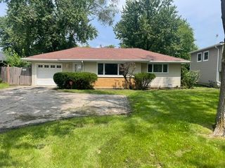 2402 E Grand Avenue, Lindenhurst, IL 60046