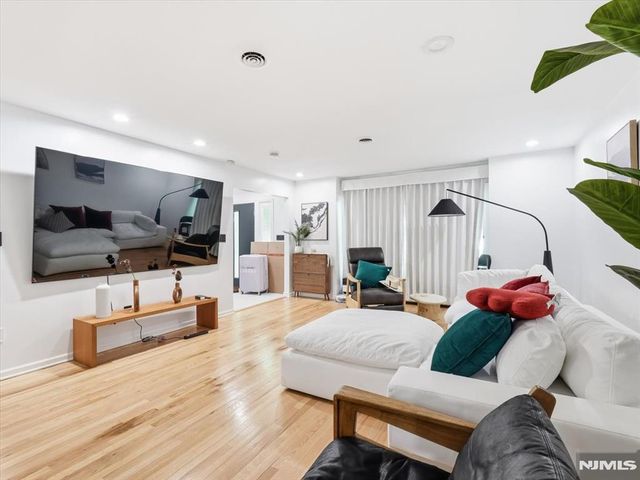 862 Battel Place, Oradell, NJ 07649