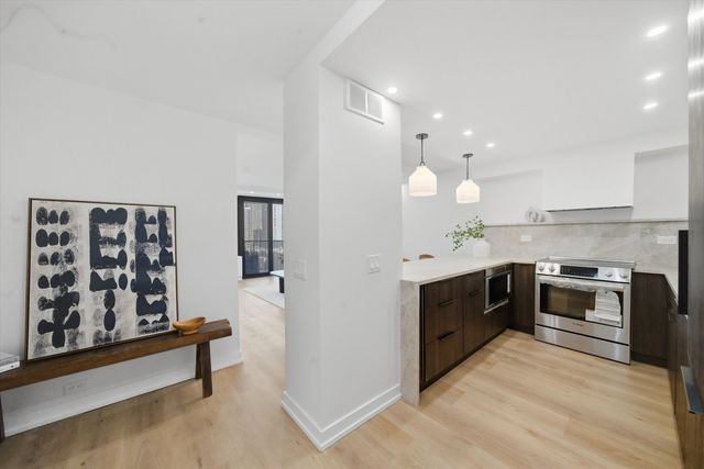 1560 N Sandburg Terrace 1210J, Chicago, IL 60610