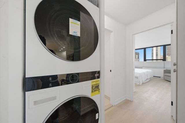 1560 N Sandburg Terrace 1210J, Chicago, IL 60610