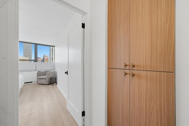 1560 N Sandburg Terrace 1210J, Chicago, IL 60610