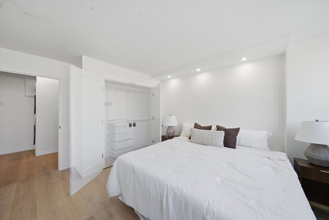 1560 N Sandburg Terrace 1210J, Chicago, IL 60610