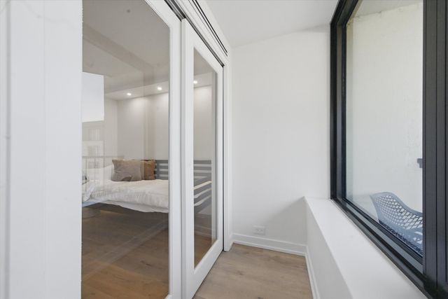 1560 N Sandburg Terrace 1210J, Chicago, IL 60610