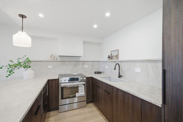 1560 N Sandburg Terrace 1210J, Chicago, IL 60610