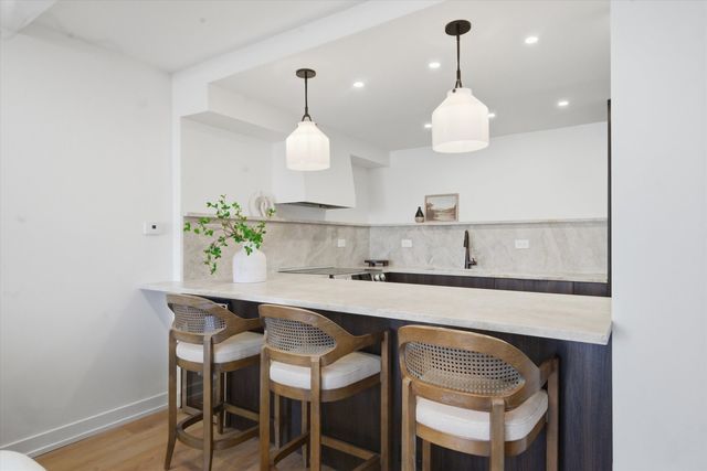 1560 N Sandburg Terrace 1210J, Chicago, IL 60610