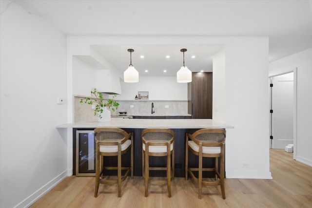 1560 N Sandburg Terrace 1210J, Chicago, IL 60610