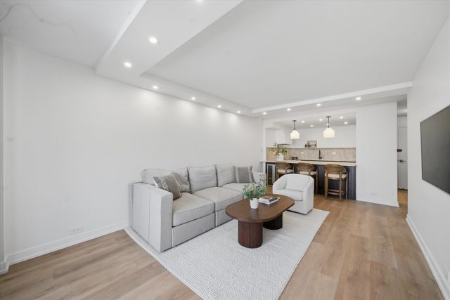 1560 N Sandburg Terrace 1210J, Chicago, IL 60610