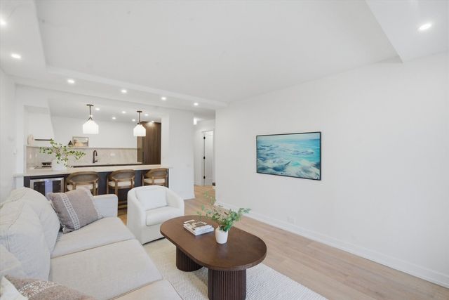 1560 N Sandburg Terrace 1210J, Chicago, IL 60610