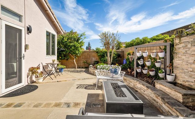 319 Trellis Ln, Vacaville, CA 95687