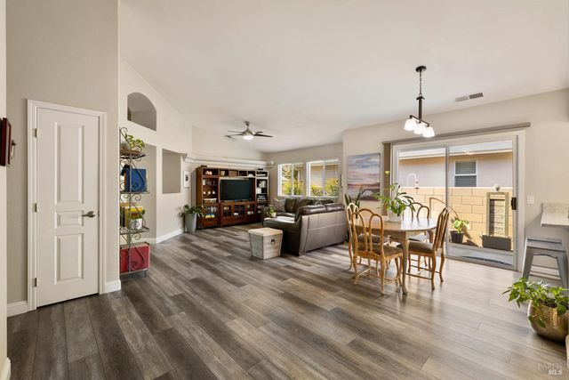 319 Trellis Ln, Vacaville, CA 95687