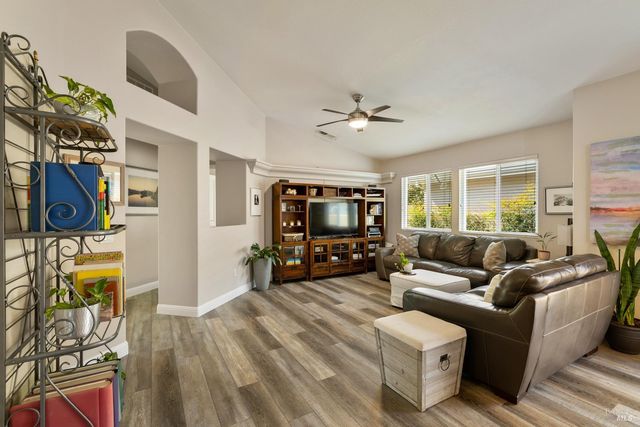 319 Trellis Ln, Vacaville, CA 95687