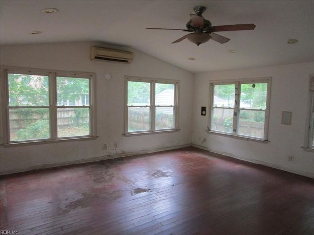 537 Hallmark DR, Newport News, VA 23606