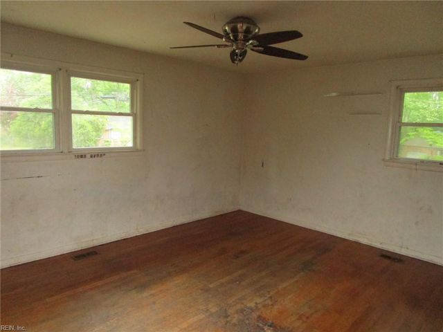 537 Hallmark DR, Newport News, VA 23606