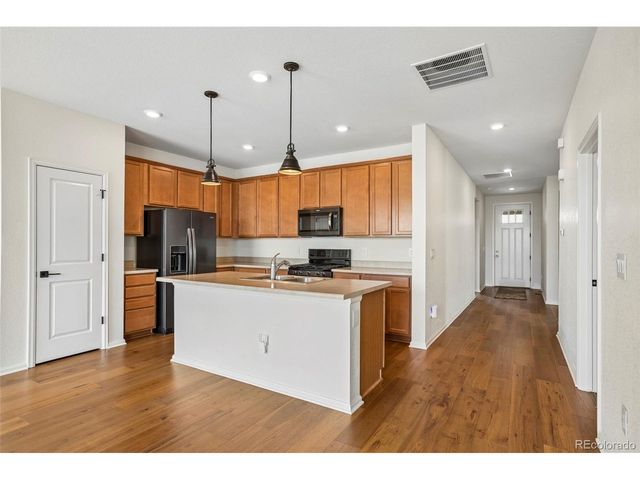 855 N Waterloo Cir, Aurora, CO 80018