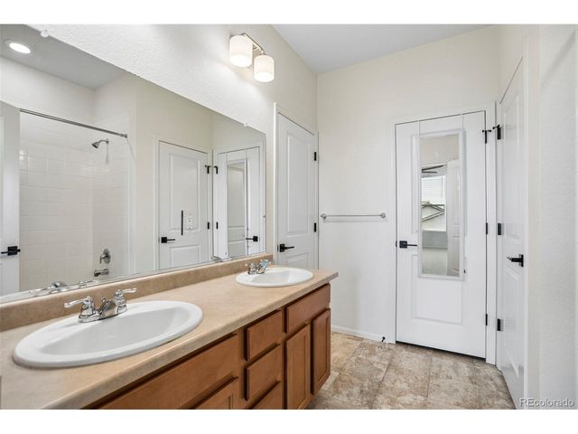 855 N Waterloo Cir, Aurora, CO 80018