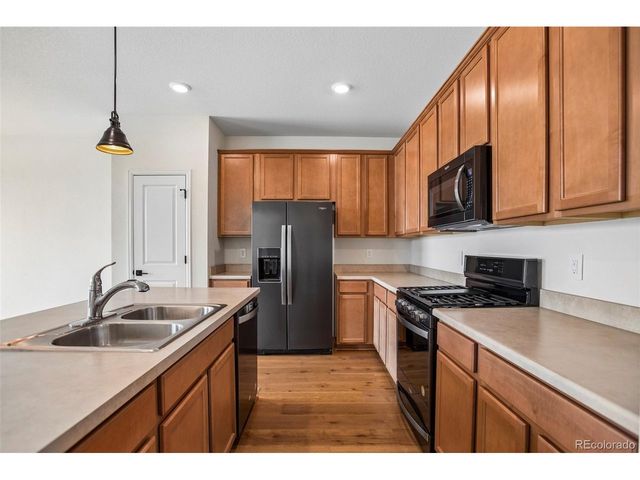 855 N Waterloo Cir, Aurora, CO 80018