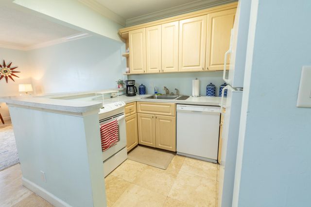 3215 NE 15TH Street 204, Pompano Beach, FL 33062