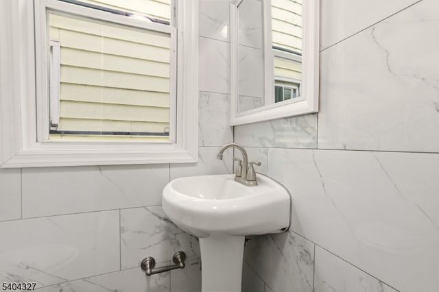 221 Wilkinson Ave, Jersey City, NJ 07305