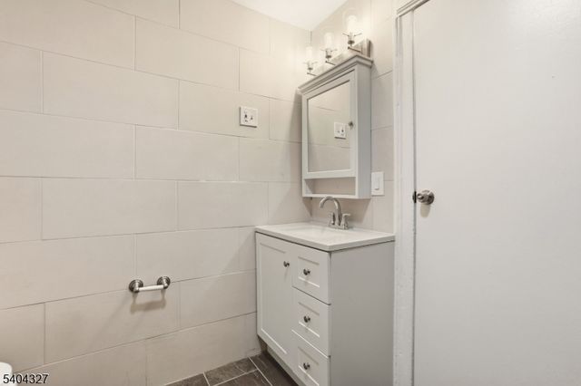 221 Wilkinson Ave, Jersey City, NJ 07305