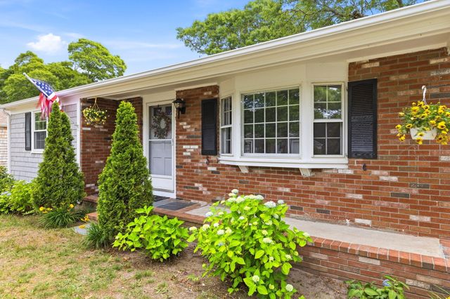 90 Castlewood Circle, Hyannis, MA 02601