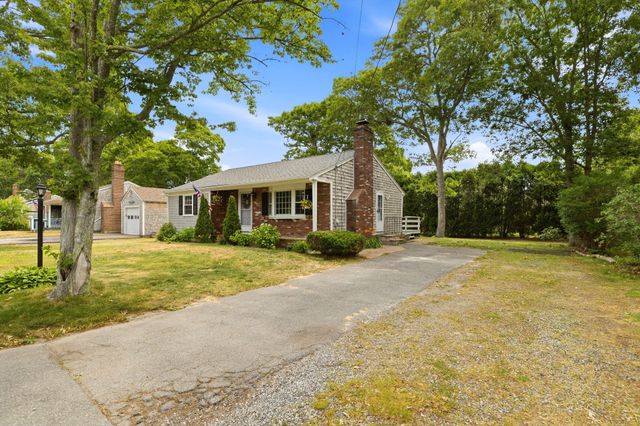 90 Castlewood Circle, Hyannis, MA 02601