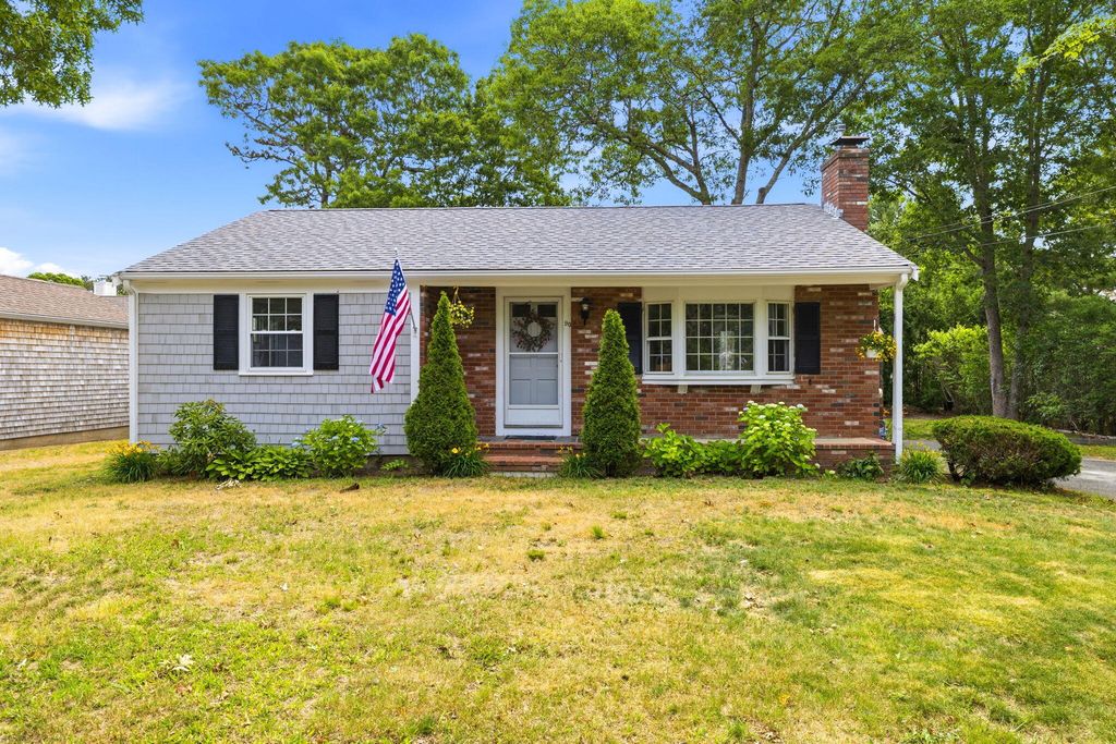 90 Castlewood Circle, Hyannis, MA 02601