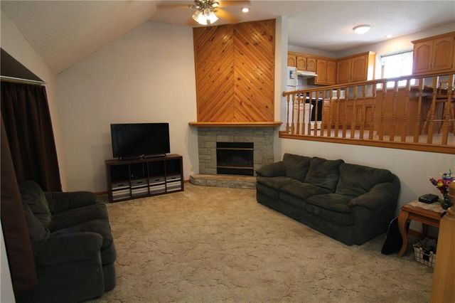 23715 S Chadwick Drive, Peculiar, MO 64078