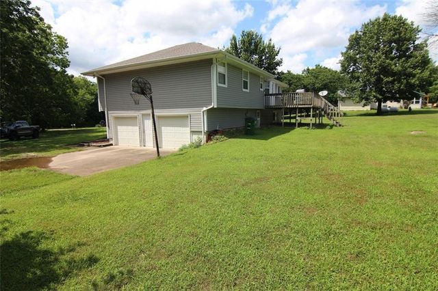 23715 S Chadwick Drive, Peculiar, MO 64078