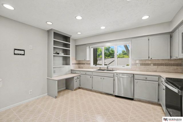 5171 S 150th Plaza, Omaha, NE 68137