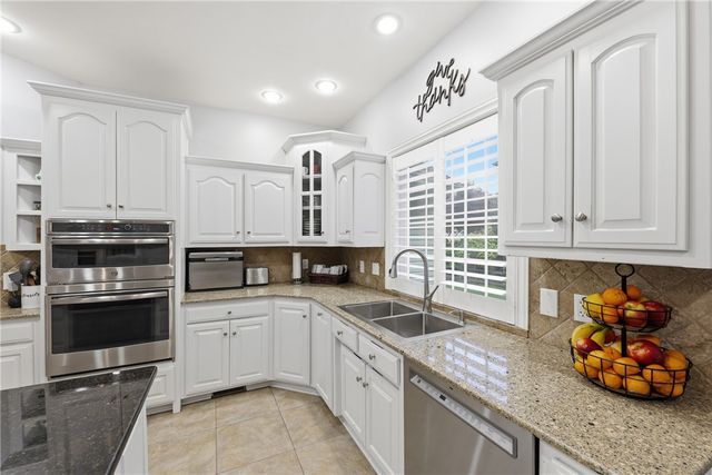 23 Stonehenge Drive, Bentonville, AR 72712