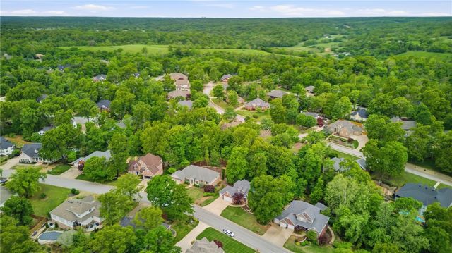 23 Stonehenge Drive, Bentonville, AR 72712