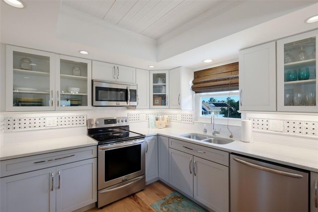 221 85TH STREET, Holmes Beach, FL 34217