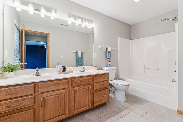 5794 Oakwood Avenue NE 2, Cedar Rapids, IA 52402