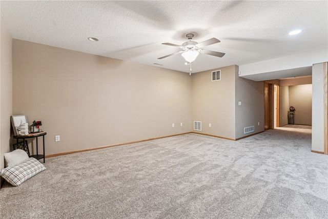 5794 Oakwood Avenue NE 2, Cedar Rapids, IA 52402