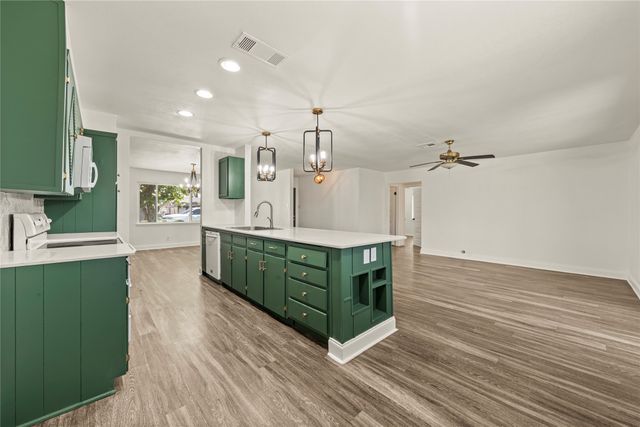 104 E Santa Anna Drive, Robinson, TX 76706