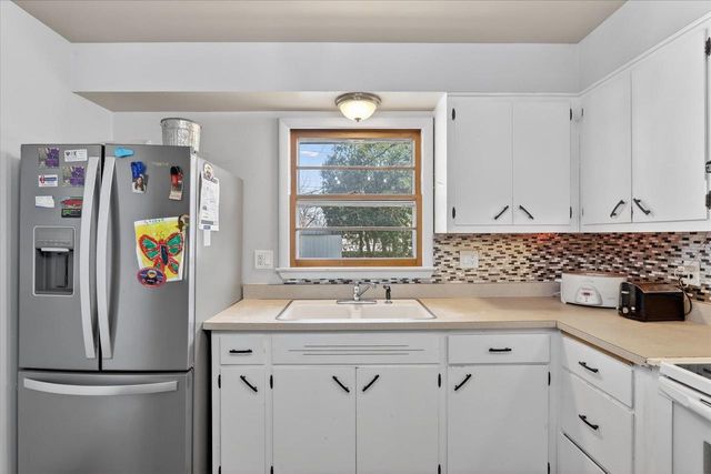5 S Lexington Drive, Janesville, WI 53545