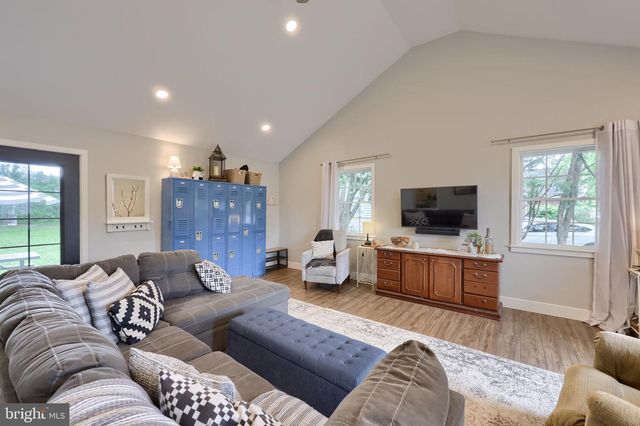 2033 MANOR RIDGE DR, Lancaster, PA 17603
