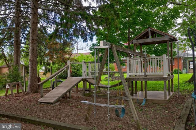2033 MANOR RIDGE DR, Lancaster, PA 17603
