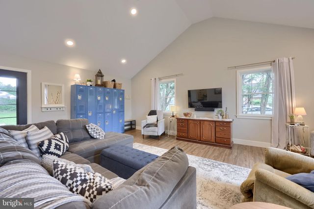 2033 MANOR RIDGE DR, Lancaster, PA 17603