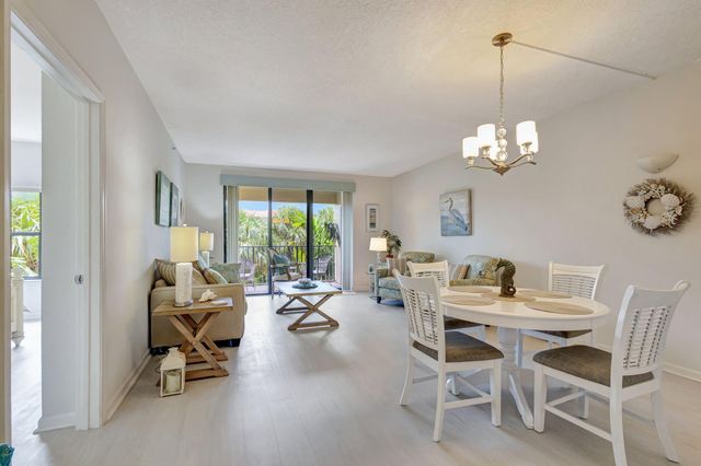 800 Uno Lago Drive 302, Juno Beach, FL 33408