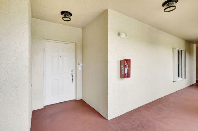 800 Uno Lago Drive 302, Juno Beach, FL 33408